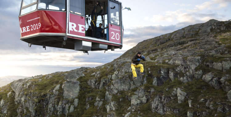 Alexander Rydéns repsving fryst just efter uthoppet från kabinbanan i Åre.