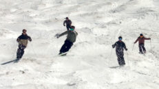 Marcus Caston & Co pucklar på i Squaw Valley