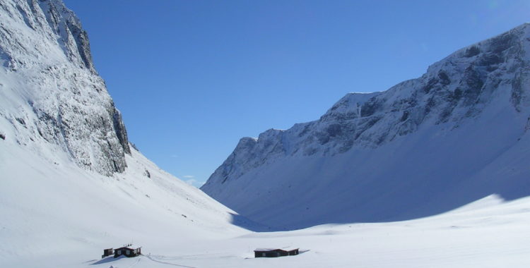 Nallo-stugorna ligger i dalen Stuor Räitavagge, fågelvägen 2 mil nordväst om Kebnekaises fjällstation. 
