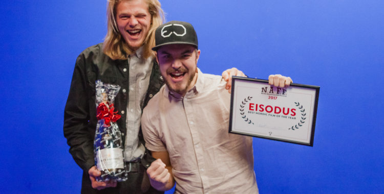 Drönarflygaren Troels Rosenkrantz Andersen (tv) och producenten Victor Daggberg Dunerman (th) var glada över priset. 