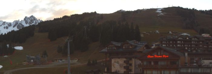 Slalomtävlingar i Courchevel om två veckor? Njaäe.. (tävlingsbacken är till höger i bild ovanför husen.)