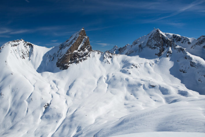 Topparna Roggspitze till vänster och Valluga till höger, nedanför breder Pazieltal ut sig mot Zürs