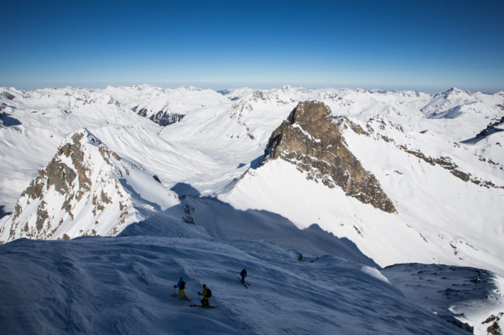 På Vallugas nordsida bjuds det på snöpucklar som benuppvärmning ner mot Zürs