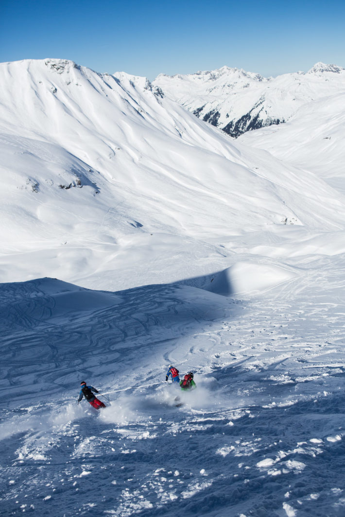 Guide-Harald tar täten ned mot Zürs.