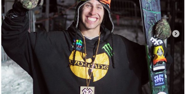 En glad Henrik Harlaut efter segern i Big Air på X Games Aspen 2018.
