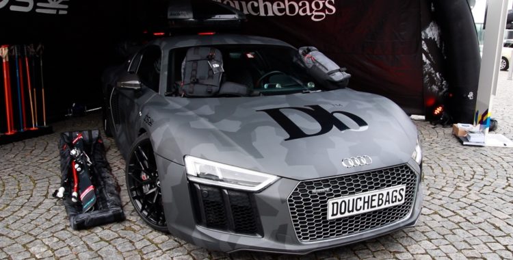 Douchebags har parkerat utanför entrén till ISPO-mässan.