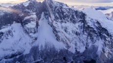 Otroligt skidåk nedför Fiva-rutten vid Trollväggen