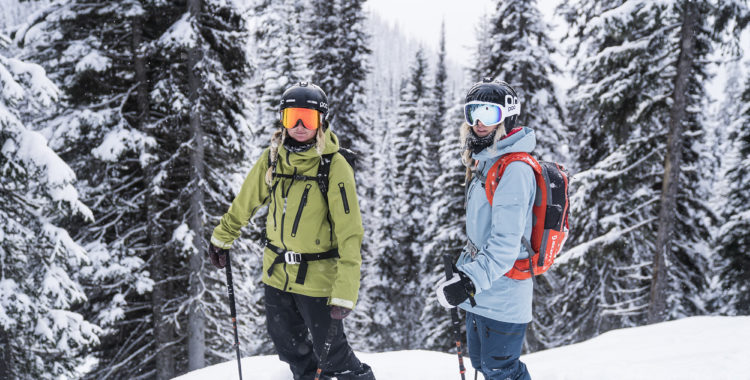 Kajsa Larsson och Malou Pettersson dokumenterar sitt skidliv i Kanada denna vinter. 
