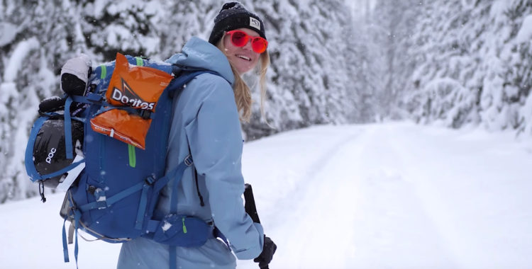 Kajsa Larsson fick med sig en påse Doritos till hyttan i de kanadensiska skogarna.