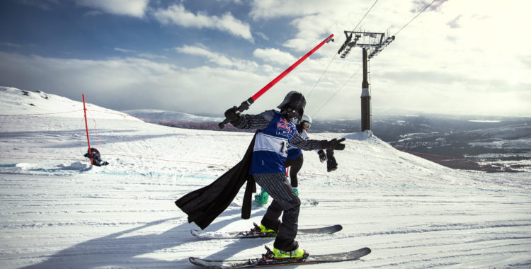 Redbull homerun deltagare på väg ned mot mållinjen. 
