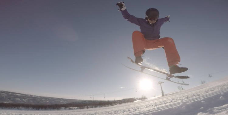 Eddie Boschek lättar från pisten med sin snowskate i en ollie i Ramundberget.