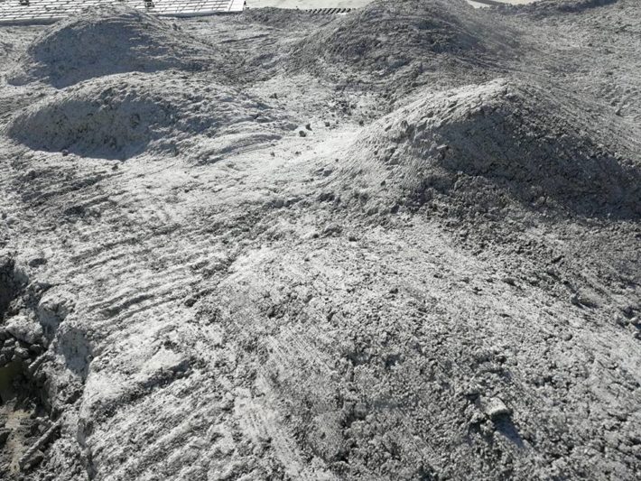Snö läggs på kraftverksbacken i Köpenhamn.