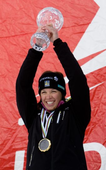 Sanna lyfter kristallgloben efter att ha vunnit den totala världscupsegern i Verbier.