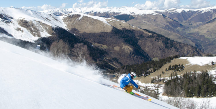 Olle Stenbäck framför kameran i Pyrenéerna med ett tydligt skifte mellan vinter och vår i bakgrunden. 