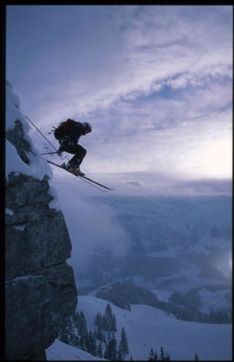 Jana Lindqvist på skidor utför ett bergsstup i Engelberg, Schweiz.