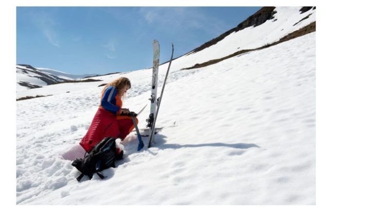 Monica Vaksdal sitter och samlar in data ute på fjället.