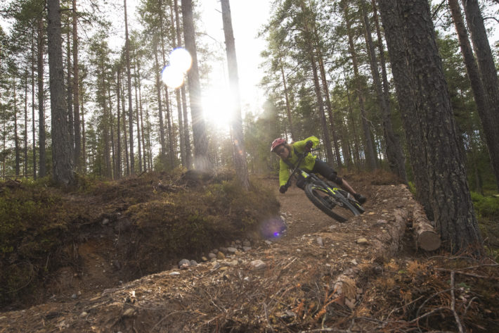 Anders Backe kommer nerför en kurva på Redneck-leden i Trysil.