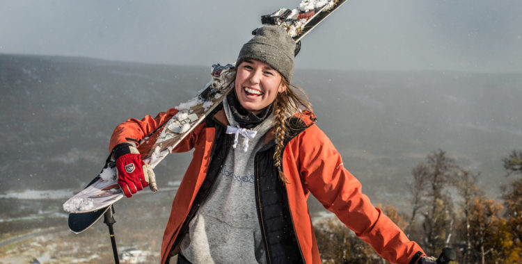 Ella Bengtsson gläds över Ramundbergets första snö.