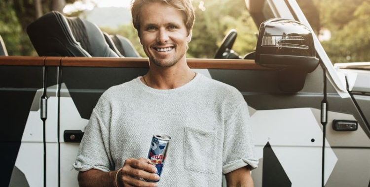 Skidåkaren och superinfluencern Jon Olsson kolsyras och buteljeras prydd av kamouflage. 