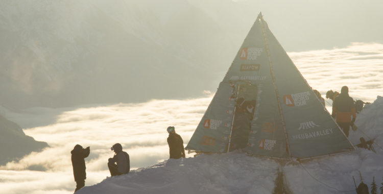 Hakuba, Japan är första stoppet på världstouren. Omkullblåst start gate och skadade rookies hoppas vi slippa 2019.