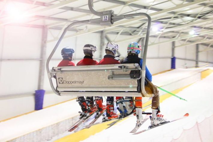 En fyrstolslift full av skidåkare i Alpincenter Hamburg-Wittenburg.