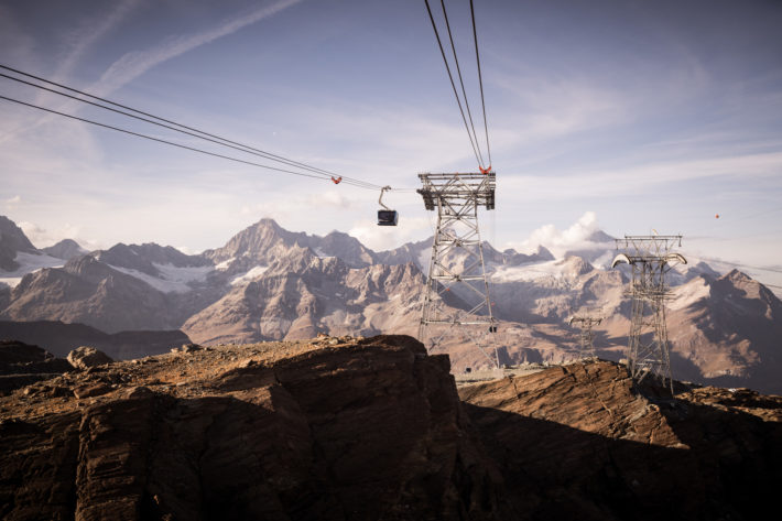 Matterhorn glacier ride mot bakgrunden av ett bergsmassiv.