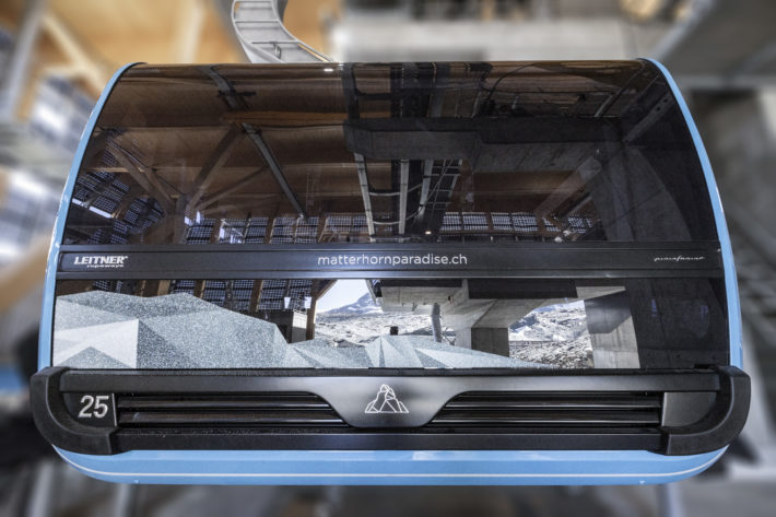 Kristallerna syns på en av Zermatts nya lyxgondoler.