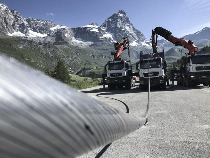 Kablar sätts fast på Zermatts nya linbana.