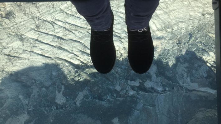 Det frostade glassgolvet i en av Zermatts nya lyxgondola.