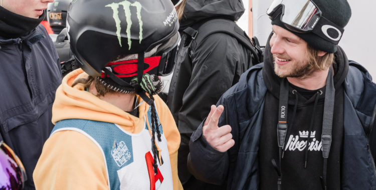 Niklas Eriksson samspråkar med sin vassaste adept, Henrik Harlaut, i Freeskilandslaget.