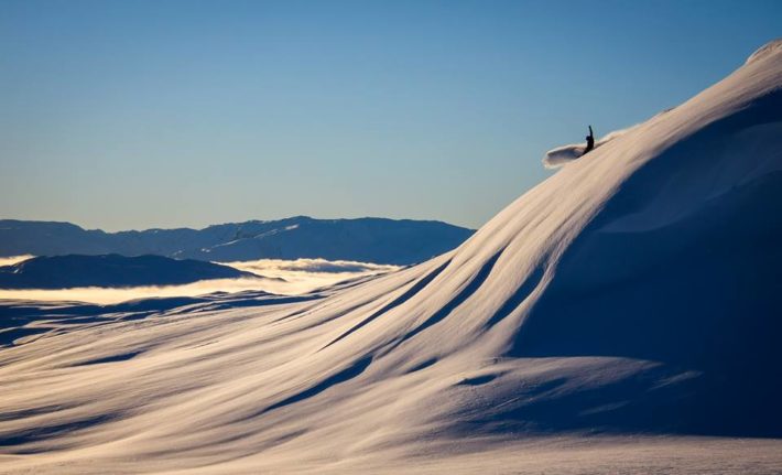 Snowbordåkaren Gustaf Rydén kör puder i Sogndal.