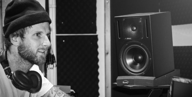 Petter Elfsberg i musikstudion Slowbeat i Gävle. 