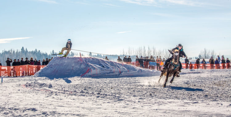 Vattenskidor bakom galopperande häst mitt i Åre under VM, ja det är sant.