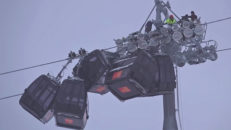 Seriekrock med gondoler i Österrike