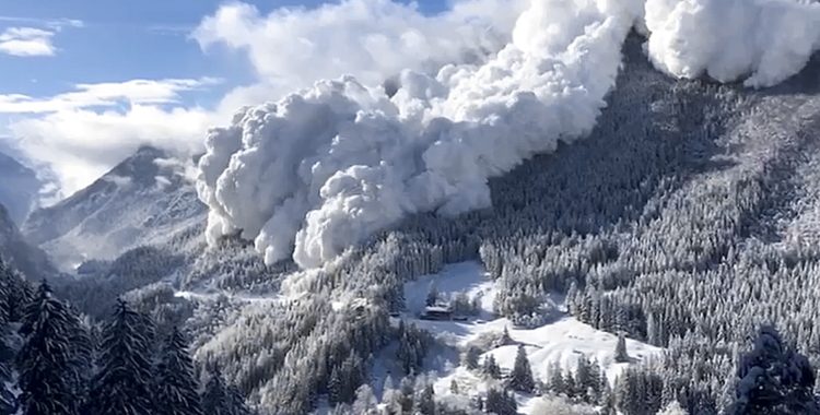 En enorm lavin sprängdes på gränsen mellan Schweiz och Österrike. 