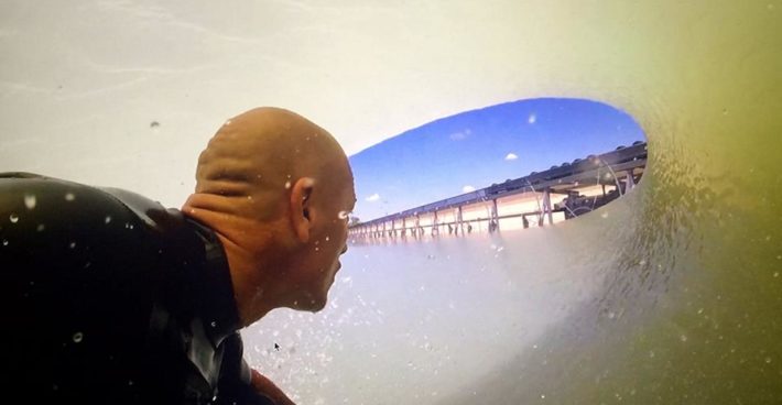 En bild av Kelly Slater inuti den konstgjorda tuben på Surf Ranch.