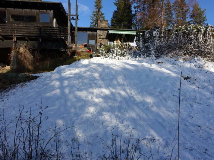 En bild på en tomt efter 14 timmars snötillverkning.