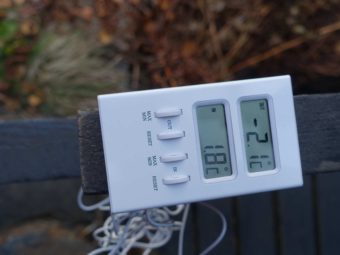 En bild på en fukt- och temperaturmätare.