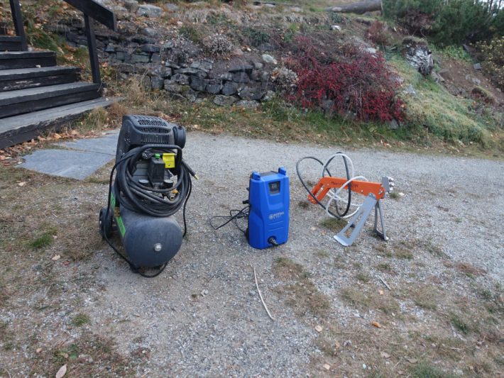 En bild på en uftkompressor och en högtryckstvätt.