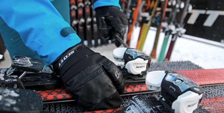 Mången bindning skruvas under skidtesterna.