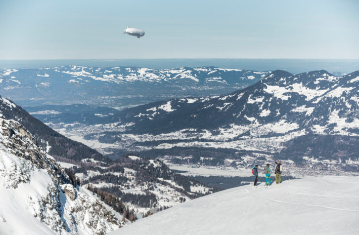 Åkarna står på toppen efter att Zeppelinaren släppt av dem.