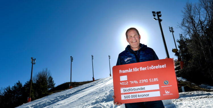 Ola Strömberg på skidförbundet fick ta emot halvmiljonerschecken som ska gå till projektet 
