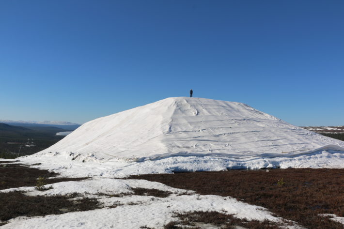 En bild av snö som sparas under en gigantisk duk i Idre Fjäll.