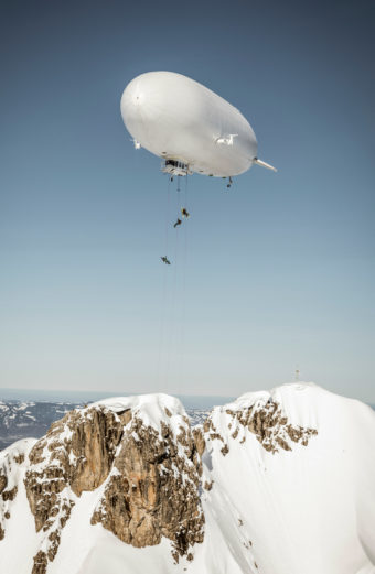 En bild på hur de tre åkarna firar ner sig ifrån Zeppelinaren.