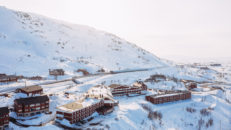 Riksgränsen stänger snart, men laddar för midsommarskidåkning