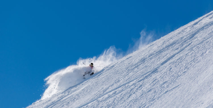 Hårt och skoningslöst på Sadeln idag, men Andrée Kågström hittad lite snö som sprutade likt puder ändå!