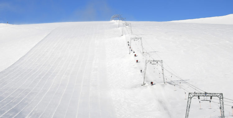 Galdhøpiggen som sedan 2006 investerat flera miljoner i snösystem för att säkra sommarskidåkningen blir sista anläggning att stänga i Norge. Denna bild är från 2007.