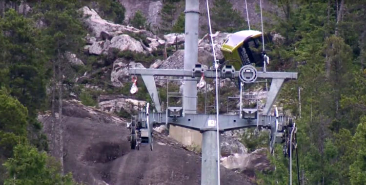 Någon har troligtvis klättrat upp på en av stolparna och kapat vajern till gondolen.