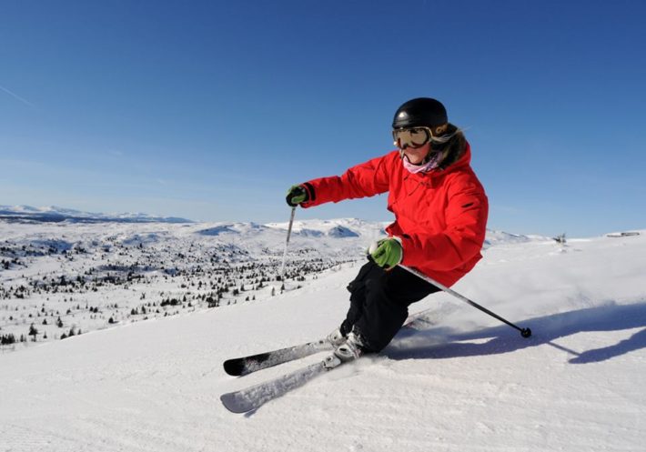 En skidåkare i Skeikampen.