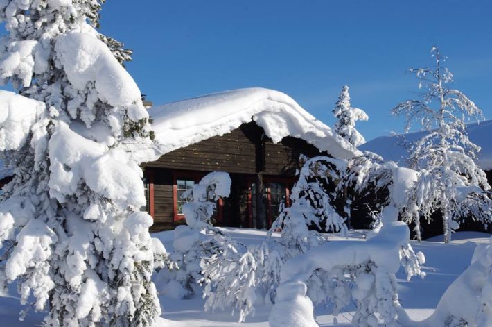 Snöklädd stuga i Sälen.